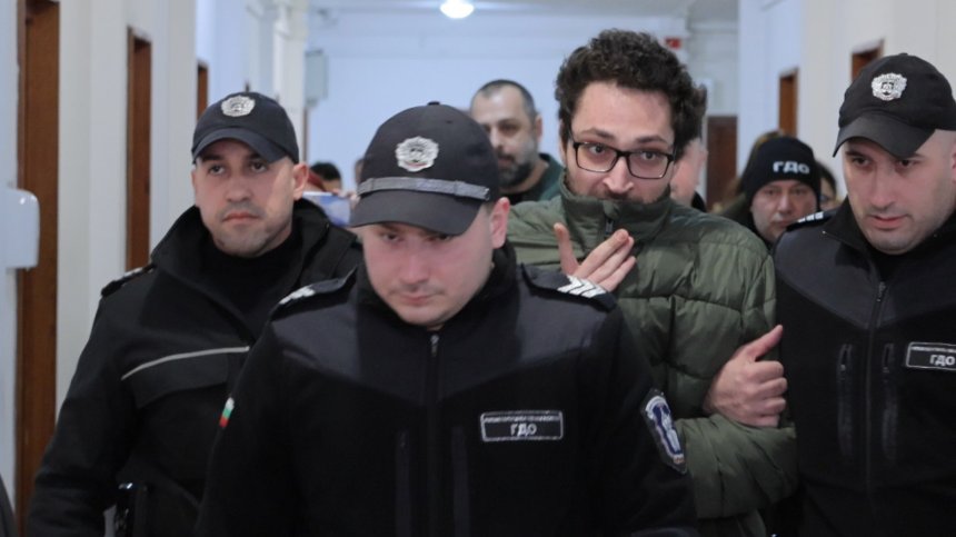 "Опасен е за себе си" - Георги, намушкал майка си, пушил трева преди убийството