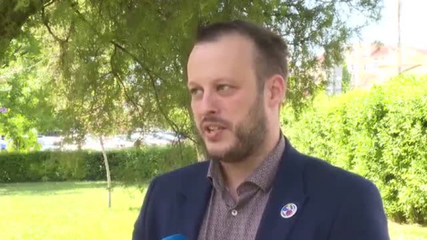 Депутат остави значка с държавните символи на Украйна върху скулптура на Путин