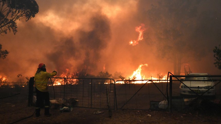 Огънят в Южна Австралия е извън контрол, загиват пожарникари