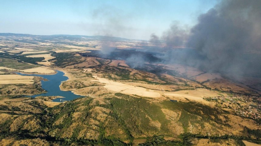 Пожарът край Доситеево заплашва селото, обявена е готовност за евакуация
