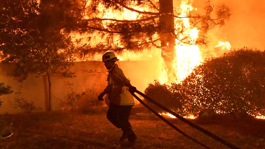 Над 100 хиляди души се евакуираха заради пожара в Южна Калифорния