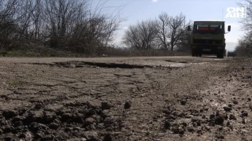 На Луната ли сме? Ужасен път тормози жителите на село Елена