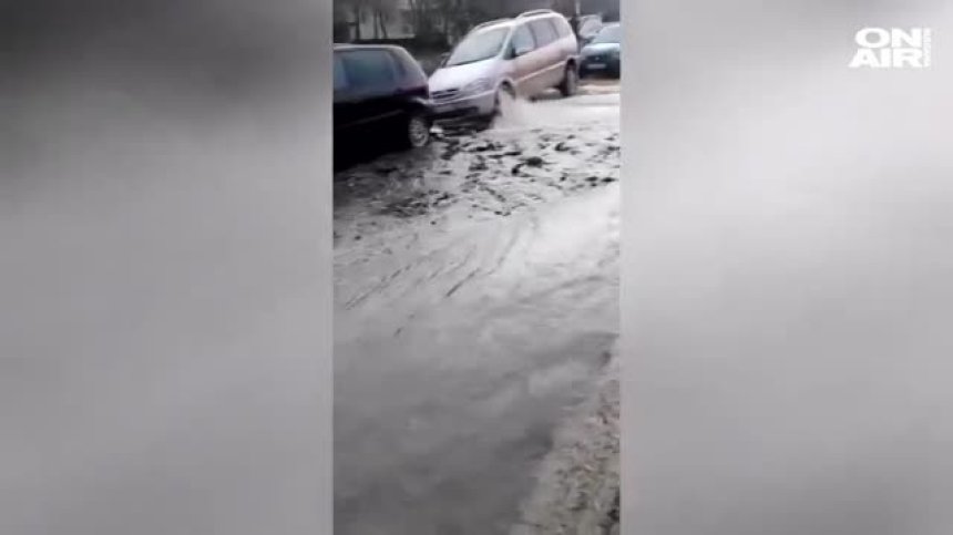 Авария в "Младост 3" остави стотици столичани без вода (+Видео)