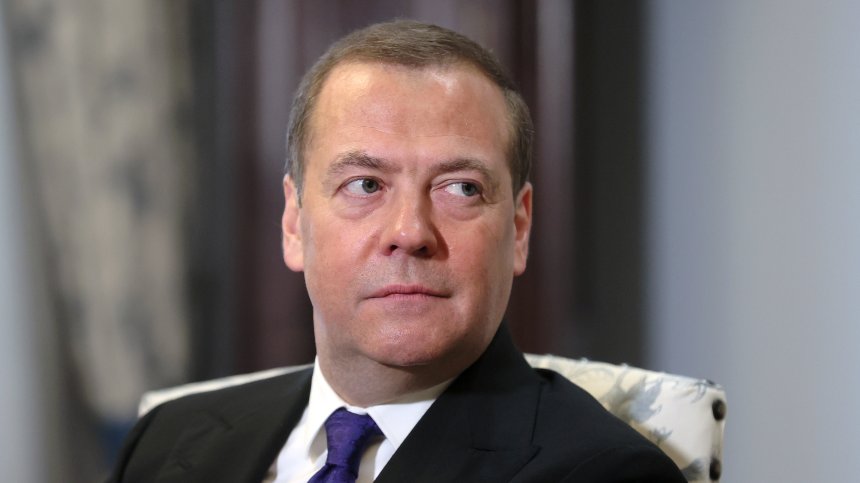 Медведев: Танковете от Запада няма да спасят Украйна, страната се разпада