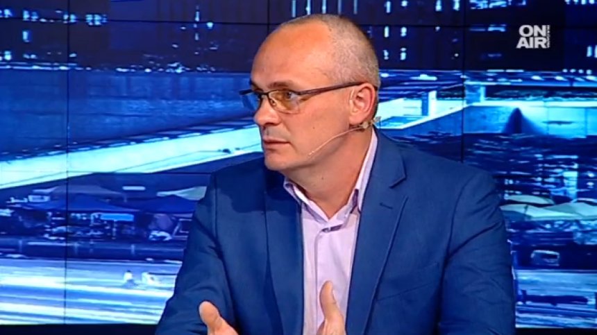 Правилният път пред Зеленски бил да гледа интереса на Украйна