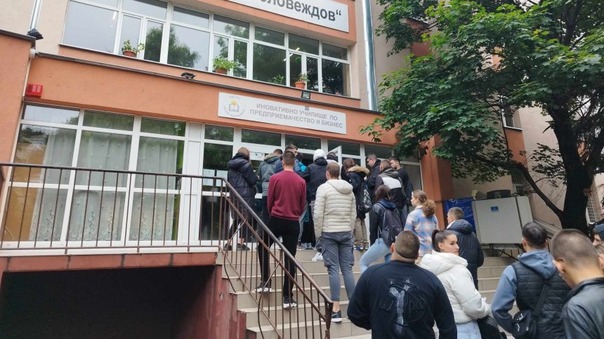 "Ще се справим, готвихме се дълго": Зрелостниците писаха по "Приказка за стълбата" на Смирненски