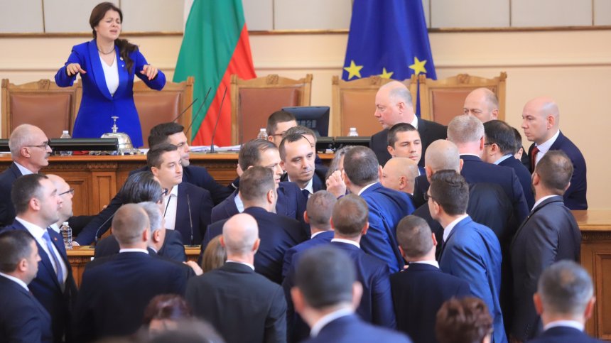 Въвлечените в екшъна депутати негодуват срещу наложените наказания