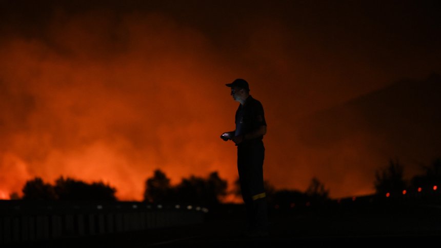 Голям пожар край Атина, жителите са в готовност за евакуация