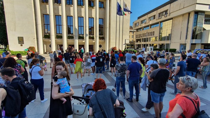 Протестиращи излязоха и пред Общината в Бургас (+Видео)