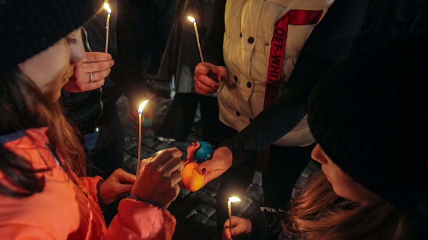 Светлата седмица: Вярващите отправят своите съкровени молитви