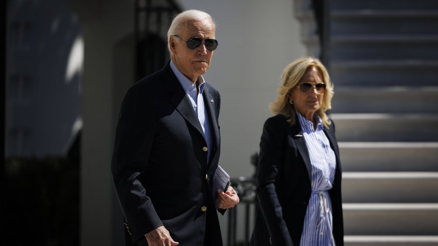 "Ще бъдем до вас": Байдън видя опустошенията във Флорида от самолет