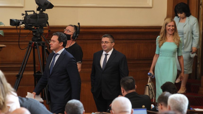 Депутатите решиха единодушно и без дебат - отменят лятната си ваканция