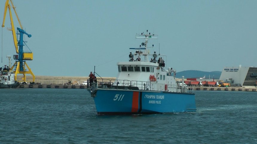 Рибарски кораб с трима души на борда изчезна край Маслен нос
