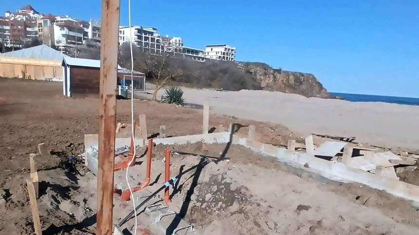 Строят с трошен асфалт върху плаж край Синеморец (+СНИМКИ)