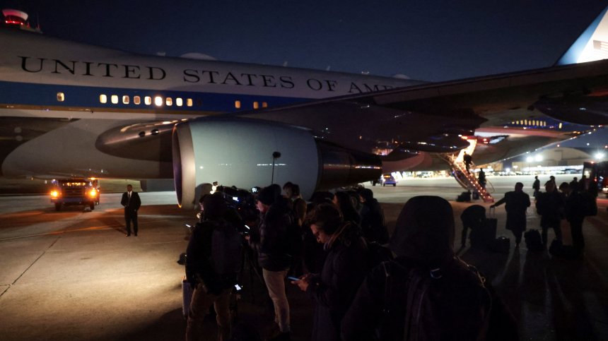 "Осветлението угасна": Какво се случи с Air Force One с Тръмп на борда