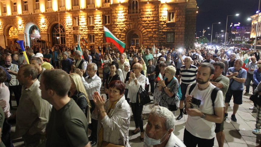 69 дни недоволство под прозорците на властта	