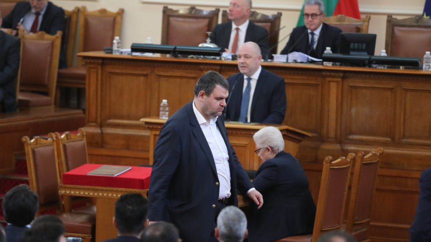 Пеевски дойде в НС и подкрепи Габровски: Всичко е компромис в името на хората