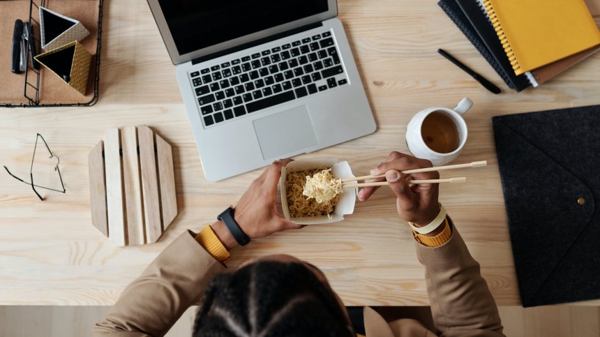 Ето защо не трябва да обядваме на бюрото си