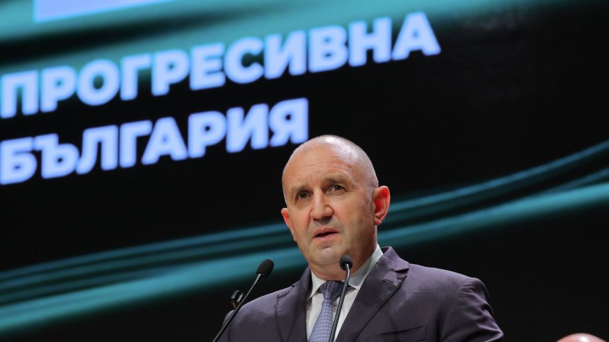 Радев: Въведоха еврото през главата на хората, без мерки и контрол