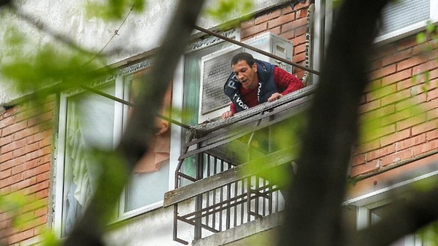 Мъжът, който се барикадира в "Люлин", хвърлял предмети по деца, не го е страх от полицията