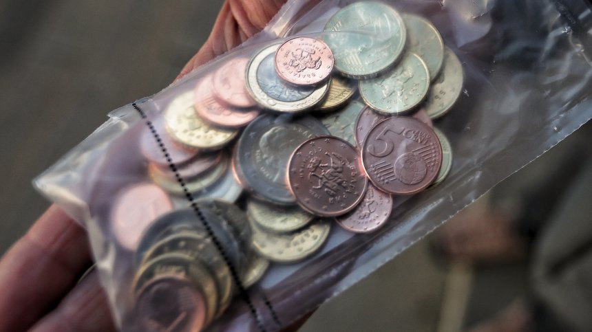 Еврото е в пощите: Възрастните се запознават с монетите, ще ги харчат от 1 януари