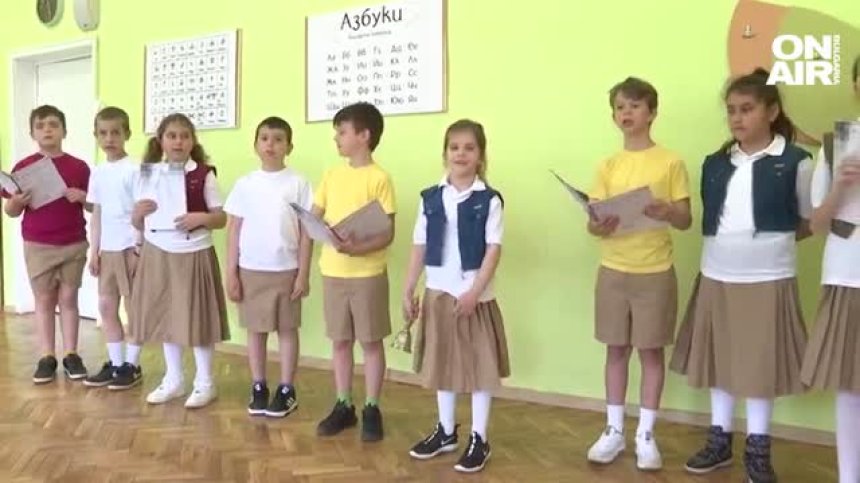 Нетрадиционен 24 май - второкласници поздравиха с изпълнение на "Рибния буквар"