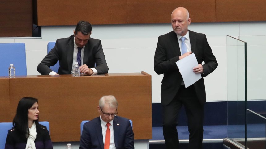 Тагарев се отбранява срещу мотивите за вота на недоверие