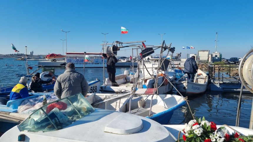 Никулден по стар стил: Рибари от Ченгене скеле изкараха лодките в морето