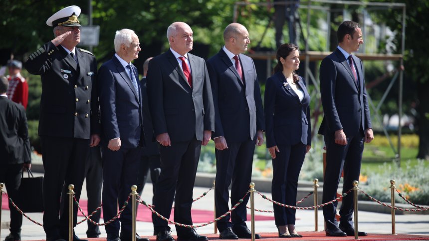 Без парад за Гергьовден, президент и премиер в задочен спор за парите за отбрана