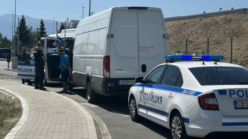 Мъж открадна бус със забравени на таблото ключове, хванаха го след гонка до летището
