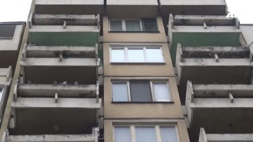 Майката на пострадалите близнаци се барикадира в дома си в Пловдив
