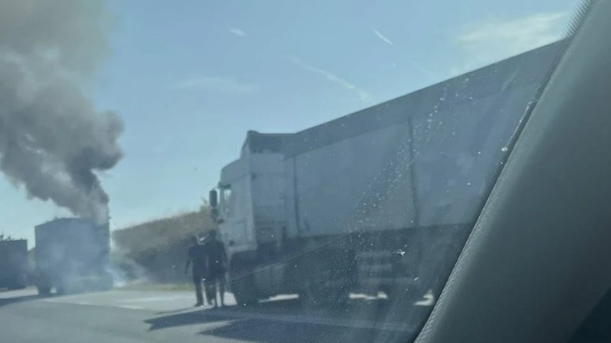 Горящ камион затруднява движението по АМ "Тракия"