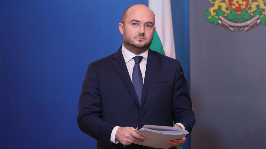 Нов риск: Български банки спират плащания към "Лукойл" до дни