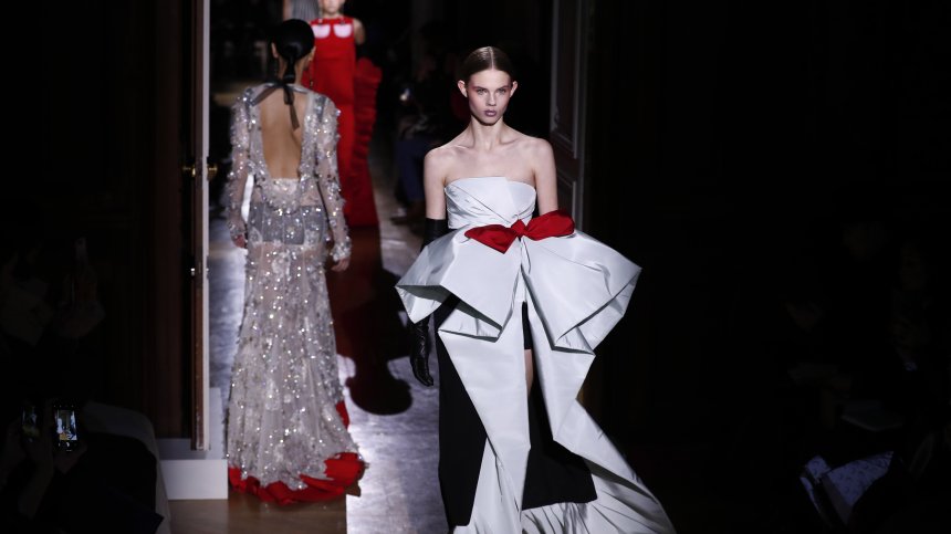 Шик и изящество в Седмицата на модата в Париж, показаха най-новите модели на Valentino