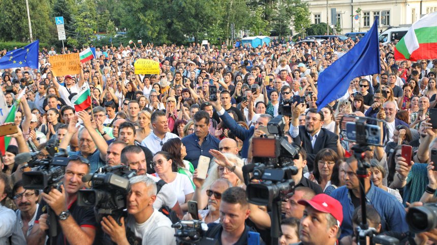 Протести за и против правителството в най-важния ден за кабинета "Петков"