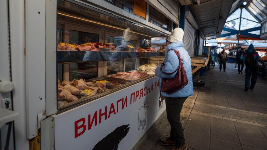 Гърците масово на пазар в България - вече не за дрехи, а за евтина храна и горива