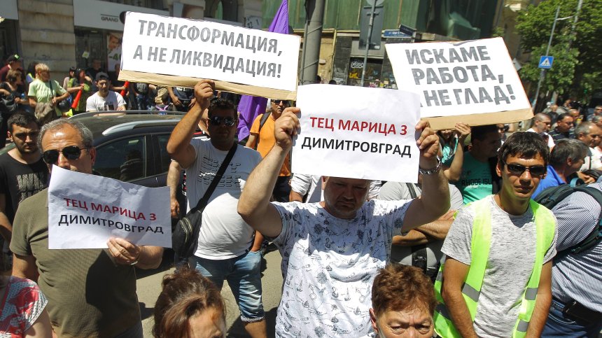 В ТЕЦ "Марица 3" само имитирали ремонт, протестиращи подариха на Сандов свещи
