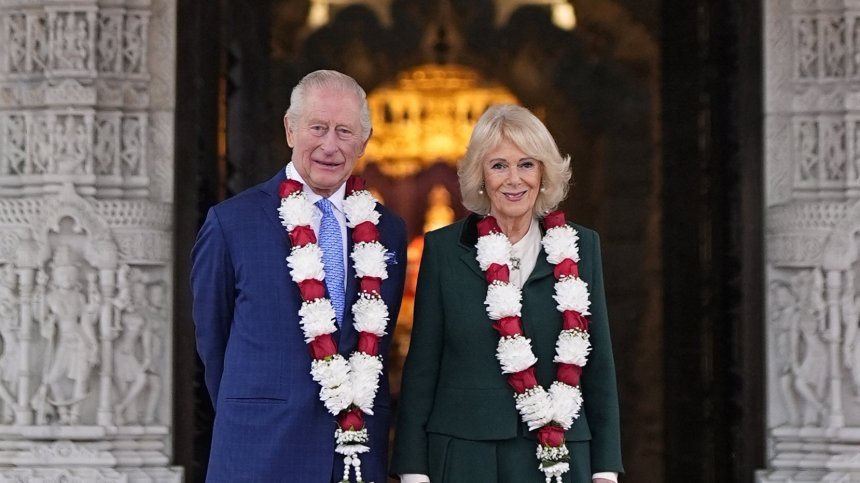 Крал Чарлз и Камила се окичиха с венци в най-големия индуистки храм извън Индия (СНИМКИ)