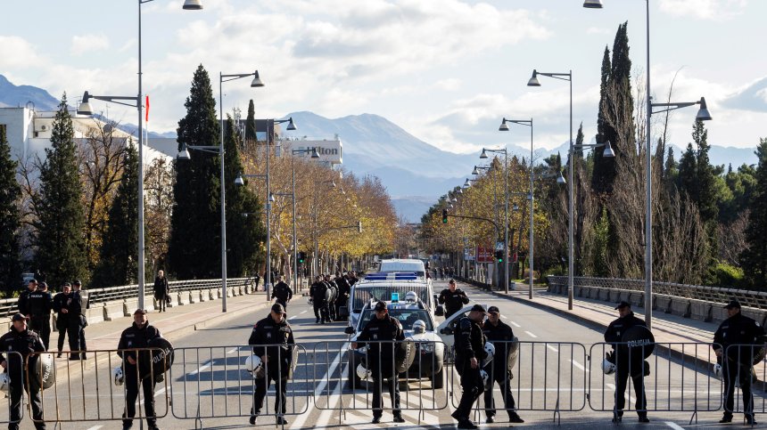 Блокади в Черна гора заради спорен закон, полицаи са ранени