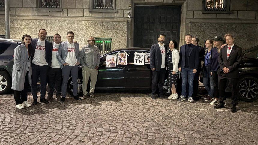 "Днес е Благо, утре си ти": От "Продължаваме промяната" блокираха входа към НС