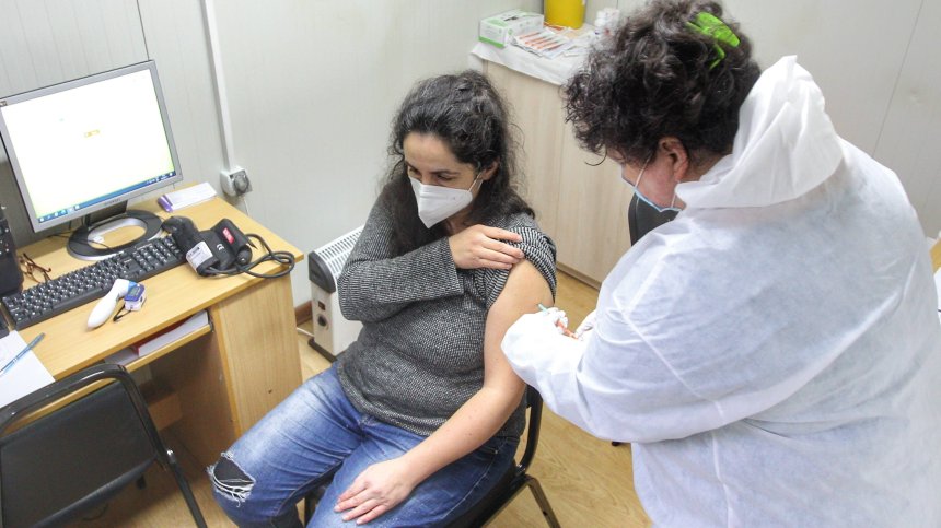 Без страх: Учители от столични школа се ваксинират в РЗИ