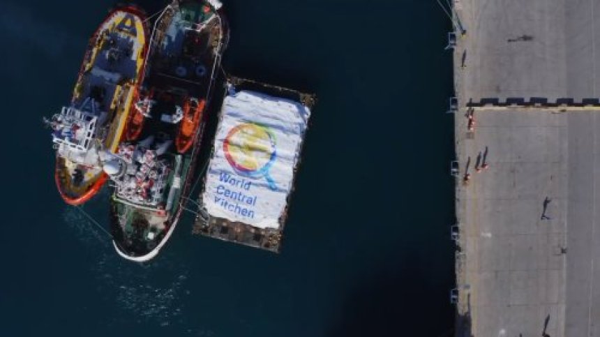 Кораб с хуманитарна помощ пристигна в Газа за първи път от началото на войната