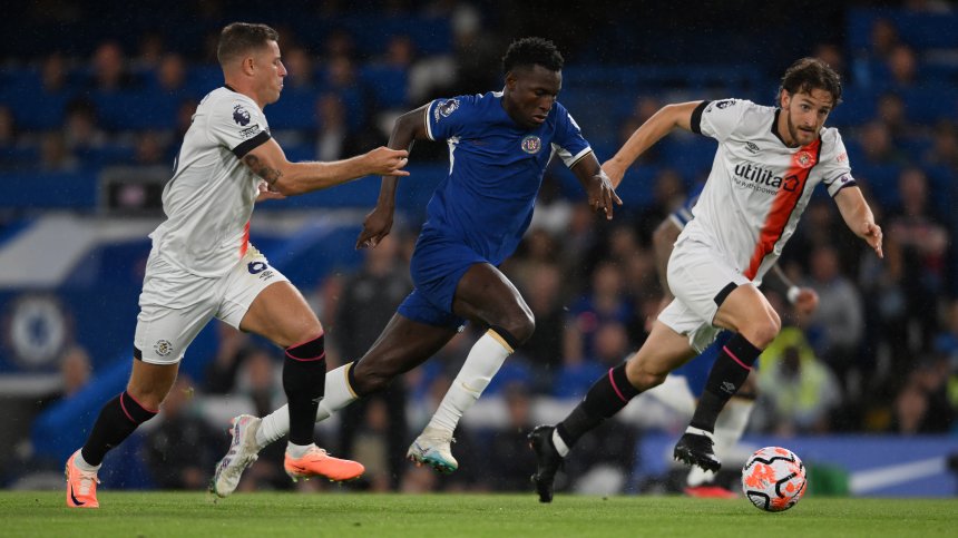 "Челси" грабна първа си победа с 3:0 над "Лутън" 