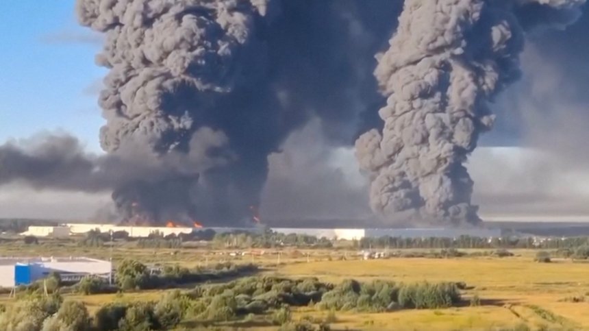 Пожари и щети след атака с дронове на Украйна срещу логистични центрове в Русия