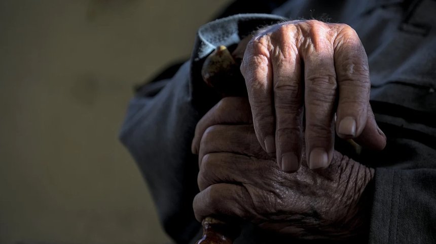 Млад мъж нападна и ограби 84-годишна жена, взе ѝ близо 800 лв.