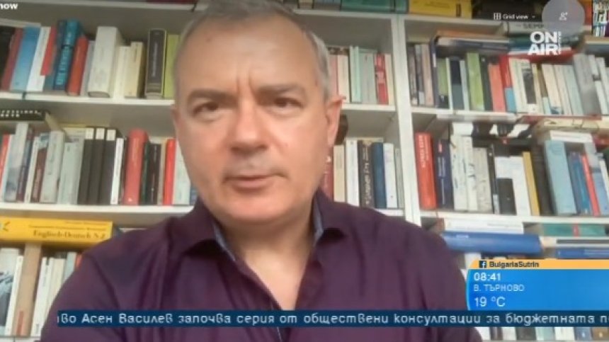 Романът "Двойна следа" ни провокира да търсим истината в блатото от информация