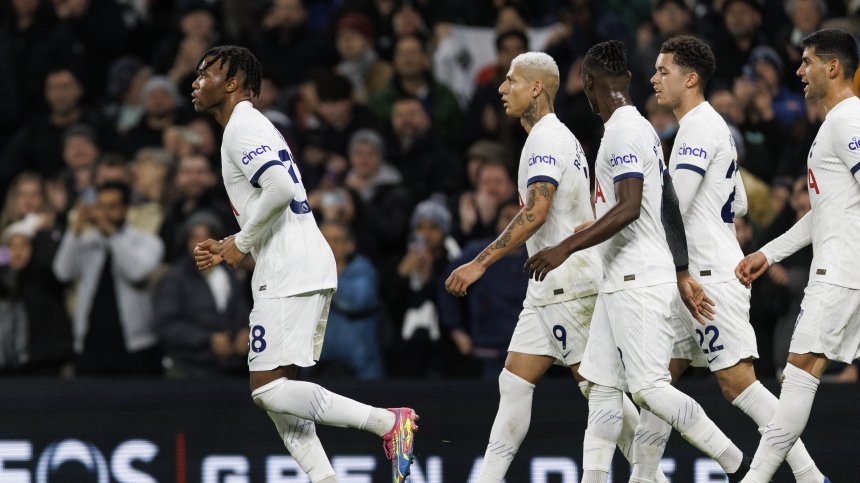 "Нотингам Форест" не затрудни "Тотнъм" 