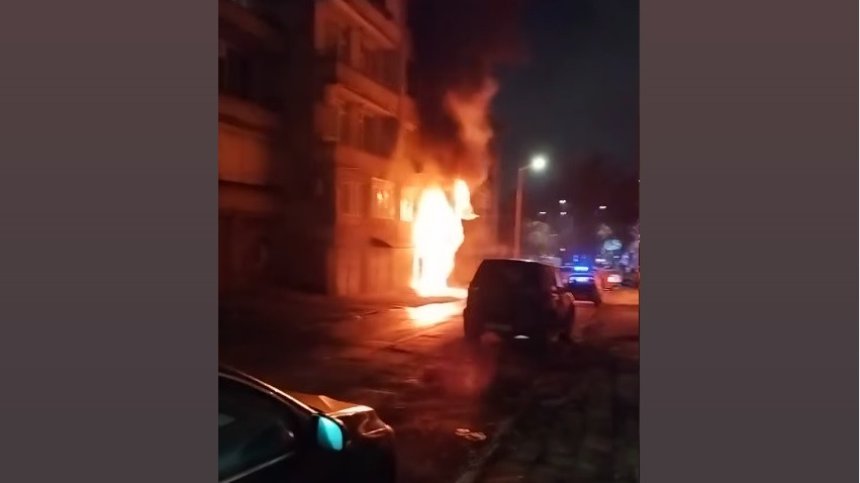Кола и два скутера изгоряха при пожар в гараж в Плевен (+ВИДЕО) 