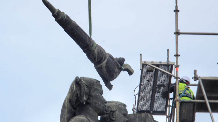 Продължава демонтажът на Паметника на Съветската армия. Войникът остана без глава