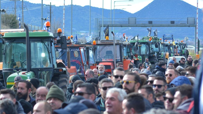 Фермерите в Гърция са бесни на Мицотакис, планират нахлуване с трактори в Атина